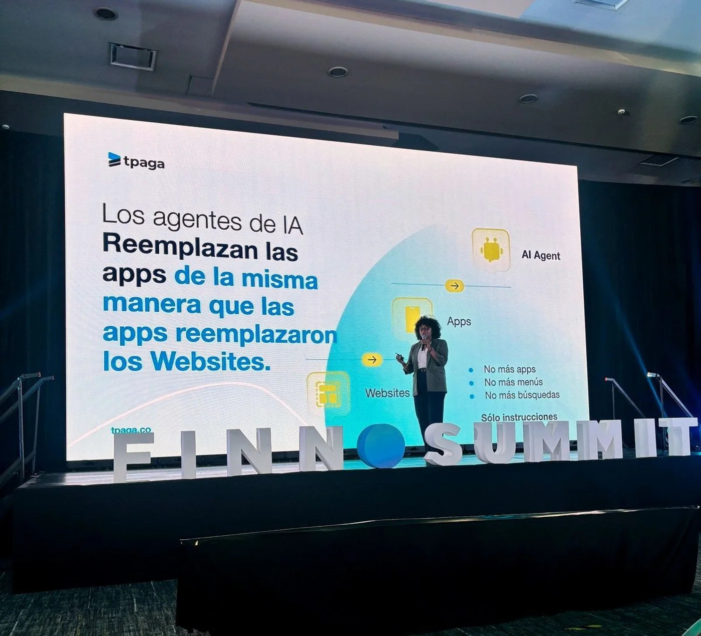 Diapositiva que afirma que los agentes de IA reemplazan las apps de la misma manera que las apps reemplazaron los sitios web