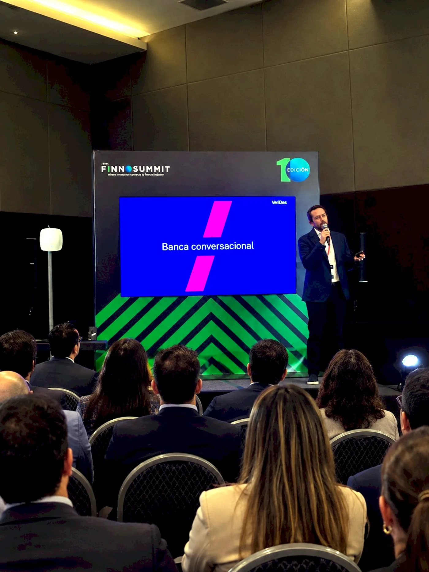 Ponente frente a una pantalla que dice Banca conversacional durante una sesión del FINNOSUMMIT 2026