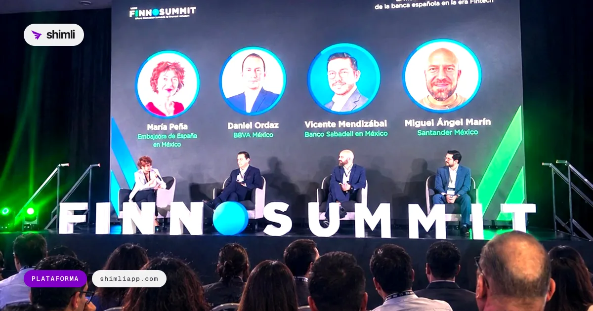 Panel sobre la banca española en el escenario principal del FINNOSUMMIT 2026, con el público de espaldas