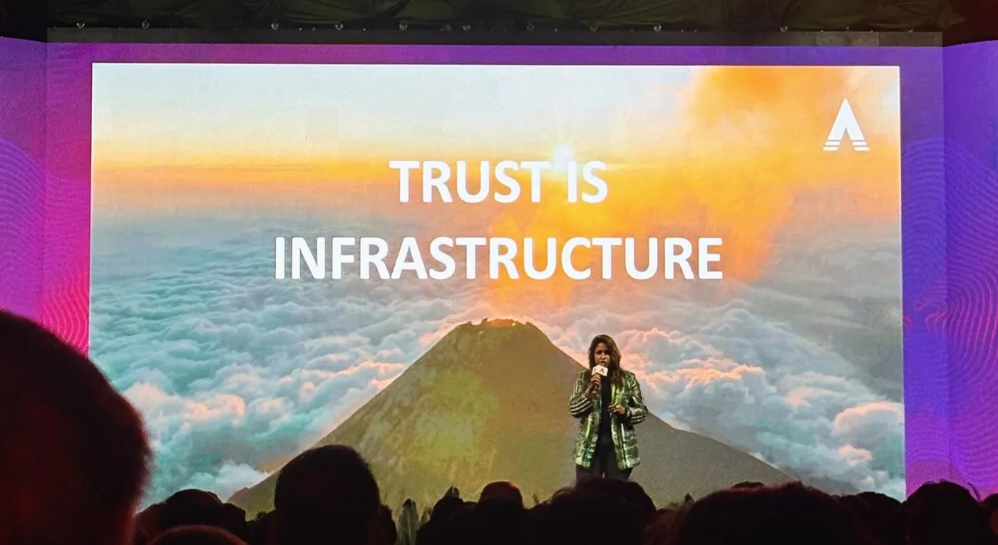 Escenario del Volcano Innovation Summit 2026 con la frase Trust is infrastructure proyectada sobre la imagen de un volcán
